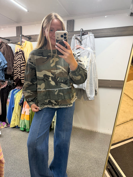 CAMO PRINTED TIERED RUFFLED HEM WITH LACE SLEEVES TOP